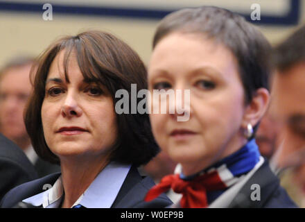 Die Crew von US Airways Flug 1549, Flight Attendants Sheila Dail (L) und Donna Dent bezeugen vor einem Haus Aviation Unterausschuss Anhörung auf der US Airways Flug 1549 Unfall, in Washington am 24. Februar 2009. US Airways Flug 1549 Flugzeugabsturz in den Hudson River von New York City landete auf dem 18. Januar, fünf Minuten nach dem Start vom Flughafen LaGuardia, es gab keine Verletzten. (UPI Foto/Kevin Dietsch) Stockfoto