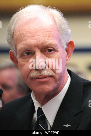 Der Pilot von US Airways Flug 1549, Captain Chesley Sullenberger III bezeugt vor einem Haus Aviation Unterausschuss Anhörung auf der US Airways Flug 1549 Unfall, in Washington am 24. Februar 2009. US Airways Flug 1549 Flugzeugabsturz in den Hudson River von New York City landete auf dem 18. Januar, fünf Minuten nach dem Start vom Flughafen LaGuardia, es gab keine Verletzten. (UPI Foto/Kevin Dietsch) Stockfoto
