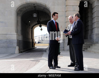 Der Direktor des Amtes für Verwaltung und Haushalt Peter Orzag (L) liefert Kopien der einen Überblick über die im Haushaltsjahr 2010 zu Senat Haushaltsausschuss Vorsitzender Kent Conrad (D-ND) (R) und Haus Haushaltsausschuss Vorsitzender John Spratt (D-SC) vor der US-Kapitol in Washington am 26. Februar 2009. (UPI Foto/Kevin Dietsch) Stockfoto