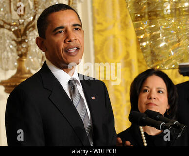 Präsident Barack Obama spricht neben der neu angekündigten Direktor des White House Office zur Reform des Gesundheitswesens Nancy-Ann DeParle, im Weißen Haus in Washington am 2. März 2009. (UPI Foto/Kevin Dietsch) Stockfoto