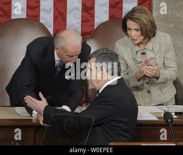 Der britische Premierminister Gordon Brown Gespräche mit der Sprecherin des Repräsentantenhauses, Nancy Pelosi, D-CA und Vizepräsident Joe Biden vor einer gemeinsamen Sitzung des Kongresses auf dem Capitol Hill in Washington am 4. März 2009. (UPI Foto/Roger L. Wollenberg) Stockfoto