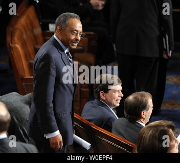 Sen. Roland Burris, D-IL, wartet auf den britischen Premierminister Gordon Brown eine gemeinsame Sitzung des Kongresses auf dem Capitol Hill in Washington am 4. März 2009. (UPI Foto/Roger L. Wollenberg) Stockfoto