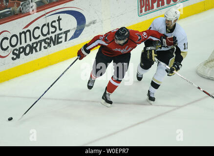 Washington Capitals Shaone Morrisonn (26) trägt den Puck gegen Pittsburg Penguins Jordon Staal (11) während der dritten Periode im Verizon Center in Washington am 8. März 2009. Die Penguins besiegten die Hauptstädte 4-3. (UPI Foto/Kevin Dietsch) Stockfoto