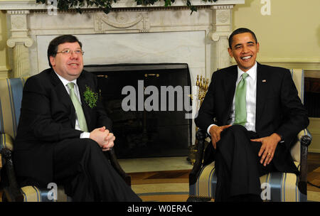 Us-Präsident Barack Obama trifft sich mit Taoiseach und der irische Premierminister Brian Cowen im Oval Office des Weißen Hauses in Washington am St. Patrick's Day, 17. März 2009. (UPI Foto/Roger L. Wollenberg) Stockfoto