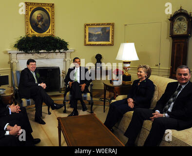 Us-Präsident Barack Obama trifft sich mit Taoiseach und der irische Premierminister Brian Cowen im Oval Office des Weißen Hauses in Washington am St. Patrick's Day, 17. März 2009. Rechts die Außenministerin Hillary Rodham Clinton und Nationaler Sicherheitsberater James Jones. (UPI Foto/Roger L. Wollenberg) Stockfoto