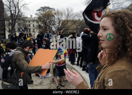 Studenten für eine Demokratische Gesellschaft Protest der sechste Jahrestag der USA zu markieren geleitete Invasion im Irak am Dupont Circle in Washington am 19. März 2009. (UPI Foto/Alexis C Glenn) Stockfoto