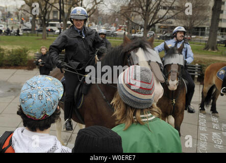 Ein Polizist mit dem Pferd spricht mit Demonstranten mit Studenten für eine Demokratische Gesellschaft während einer Demonstration verbundenen Der sechste Jahrestag der USA zu markieren geleitete Invasion im Irak am Dupont Circle in Washington am 19. März 2009. (UPI Foto/Alexis C Glenn) Stockfoto