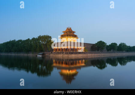 Nachtansicht der Eckturm des Imperial Palace Museum in Peking Stockfoto