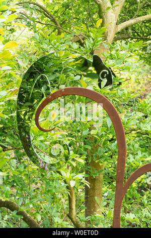 Kunst im Garten, reflektierendem Metall Skulptur an Sir Harold Hillier Gardens, Hampshire, UK, im Juni oder im Sommer Stockfoto