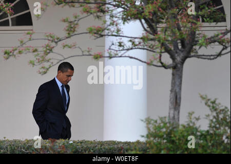 Präsident Barack Obama geht die Colinade wie er im Weißen Haus für eine Woche lange Reise nach Europa, in Washington am 31. März 2009 fährt. Dies ist Obamas erste Auslandsreise als Präsident. (UPI Foto/Kevin Dietsch) Stockfoto