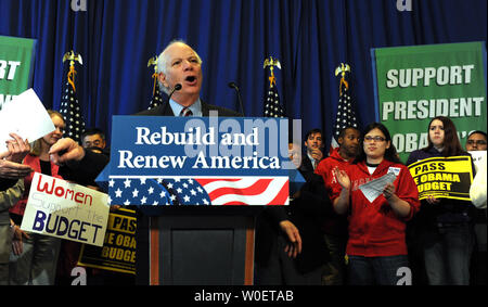 Sen. Benjamin Cardin, D-MD, spricht während der "Erneuern und Neu Amerika jetzt 'Rally Unterstützung für Präsident Obamas Budget auf dem Capitol Hill in Washington am 1. April 2009 zu zeigen. (UPI Foto/Roger L. Wollenberg) Stockfoto