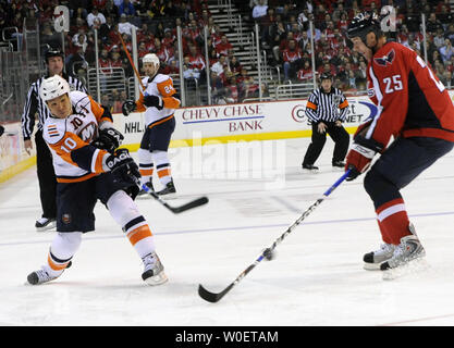 New York Islanders Richard Park (10) leitet den Puck hinter Washington Hauptstädte Viktor Kozlov während des zweiten Zeitraums im Verizon Center in Washington am 1. April 2009. (UPI Foto/Alexis C Glenn) Stockfoto