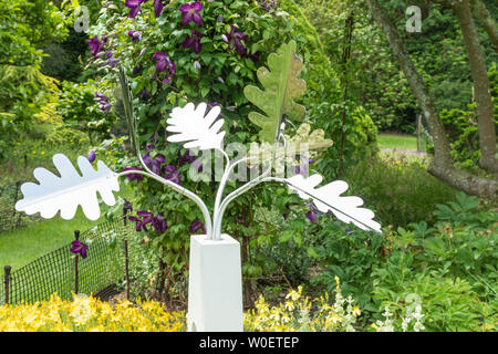 Kunst im Garten, Skulpturen an Sir Harold Hillier Gardens, Hampshire, UK, im Juni oder im Sommer. Silber 6 Eiche von Stuart Stockwell. Stockfoto