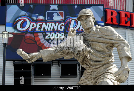 Eine neue Skulptur von Halle des Ruhmes Washington Senatoren Krug Walter Johnson ist auf dem Display vor einem riesigen TV-Bildschirm an den Angehörigen Park am Tag der Eröffnung für die Washington Angehörigen gegen die Philadelphia Phillies am 13. April in Washington 2009. Johnson gewann 417 Spiele, an zweiter Stelle nur zu Cy Young. Die Phillies gewann 9-8. (UPI Foto/Pat Benic) Stockfoto