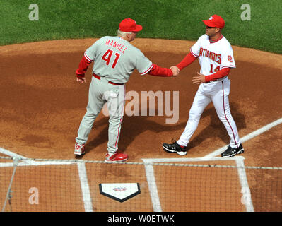 Washington National Manager Manny Acta grüßt Philadelphia Phillies Manager Charlie Manuel vor dem Spiel bei Nationals Park in Washington am 13. April 2009. (UPI Foto/Kevin Dietsch) Stockfoto