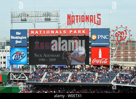 Ein Tribut an Engel Krug Nick Adenhart, das von einem betrunkenen Antrieb getötet wurde, ist auf der Anzeigetafel am Washington Nationals 'home Opener gegen die Philadelphia Phillies an den Angehörigen Park in Washington am 13. April 2009 gesehen. (UPI Foto/Kevin Dietsch) Stockfoto