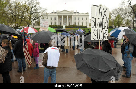 Anti-Steuer Demonstranten halten eine "Tea Party", das steht für 'besteuert Bereits Genug", in der Nähe des Weißen Hauses in Washington am 15. April 2009. April 15, ist die Frist für die Einreichung von Steuern mit dem Internal Revenue Service (IRS). (UPI Foto/Roger L. Wollenberg) Stockfoto