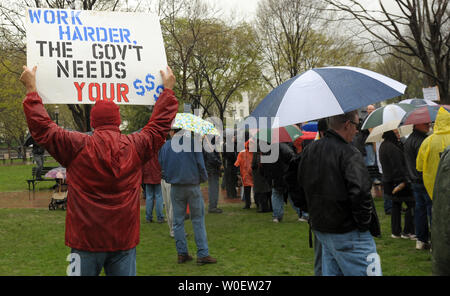 Anti-Steuer Demonstranten halten eine "Tea Party", das steht für 'besteuert Bereits Genug", in der Nähe des Weißen Hauses in Washington am 15. April 2009. April 15, ist die Frist für die Einreichung von Steuern mit dem Internal Revenue Service (IRS). (UPI Foto/Roger L. Wollenberg) Stockfoto