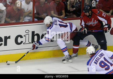 Washington Capitals Viktor Kozlov versucht New York Rangers Marc Staal während des zweiten Zeitraums von Spiel 2 der NHL Eastern Conference zu blockieren Viertelfinale im Verizon Center in Washington am 18. April 2009. (UPI Foto/Alexis C Glenn) Stockfoto