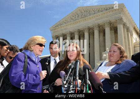 Savana Redding, Alter 19, spricht mit den Medien vor dem Obersten Gericht nach oraler Argumente in ihrem Fall in Washington am 21. April 2009 vorgenommen wurden. Mit ihr sind ihre Mutter April Redding (R) und der ACLU attorney Adam Wolf. Redding, Alter 13 zu der Zeit, war Strip suchte an ihrem Arizona School nach der anderen Schüler ihr vorgeworfen, Verordnung - Stärke ibuprofen, das Äquivalent von zwei Over-the-counter Advils, sie war im achten Grad. Es wurden keine Pillen gefunden. Der Oberste Gerichtshof wird zu entscheiden haben, ob die Streifen Suche eine Invasion war der Privatsphäre und eine Verletzung der vierten Änderung. (Bis Stockfoto