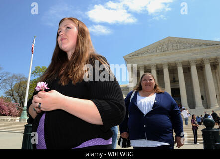 Savana Redding, Alter 19, ist gesehen vor dem Obersten Gericht nach oraler Argumente wurden in ihrem Fall in Washington am 21. April 2009. Am Recht ist ihre Mutter April. Redding, Alter 13 zu der Zeit, war Strip suchte an ihrem Arizona School nach der anderen Schüler ihr vorgeworfen, Verordnung - Stärke ibuprofen, das Äquivalent von zwei Over-the-counter Advils, sie war im achten Grad. Es wurden keine Pillen gefunden. Der Oberste Gerichtshof wird zu entscheiden haben, ob die Streifen Suche eine Invasion war der Privatsphäre und eine Verletzung der vierten Änderung. (UPI Foto/Roger L. Wollenberg) Stockfoto