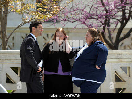 Savana Redding, Alter 19, (C) spricht mit ihrer Mutter April und ACLU attorney Adam Wolf vor dem Obersten Gericht nach oraler Argumente in ihrem Fall in Washington am 21. April 2009 vorgenommen wurden. Redding, Alter 13 zu der Zeit, war Strip suchte an ihrem Arizona School nach der anderen Schüler ihr vorgeworfen, Verordnung - Stärke ibuprofen, das Äquivalent von zwei Over-the-counter Advils, sie war im achten Grad. Es wurden keine Pillen gefunden. Der Oberste Gerichtshof wird zu entscheiden haben, ob die Streifen Suche eine Invasion war der Privatsphäre und eine Verletzung der vierten Änderung. (UPI Foto/Roger L. Wollenberg) Stockfoto