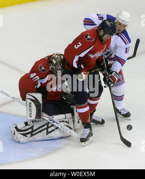 Washington Capitals Tom Poti (3) und Torwart Simeon Varlamov arbeiten New York Rangers Sean Avery in der zweiten Periode von Spiel 7 der NHL Eastern Conference Viertelfinale im Verizon Center in Washington zu Block am 28. April 2009. (UPI Foto/Alexis C Glenn) Stockfoto