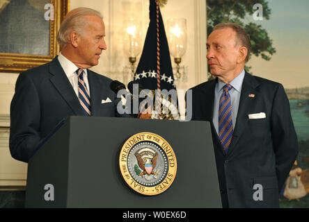 Vizepräsident Joe Biden (L) spricht mit Senator Arlen Specter (D-PA) über den letzten Schalter Specters der Demokratischen Partei im Weißen Haus in Washington am 29. April 2009. Gespenst gestern bekannt gegeben, dass die Republikanische Partei zugunsten der Demokraten verlassen hat, die Demokraten in eine Stimme von einem filibuster proof Mehrheit. (UPI Foto/Kevin Dietsch) Stockfoto