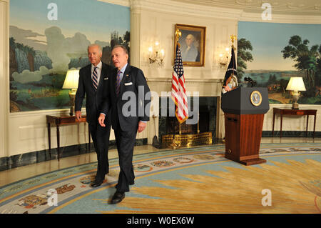 Vizepräsident Joe Biden (L) geht mit Senator Arlen Specter (D-PA), nachdem sie auf den letzten Schalter Specters der Demokratischen Partei im Weißen Haus in Washington am 29. April 2009 sprach. Gespenst gestern bekannt gegeben, dass die Republikanische Partei zugunsten der Demokraten verlassen hat, die Demokraten in eine Stimme von einem filibuster proof Mehrheit. (UPI Foto/Kevin Dietsch) Stockfoto