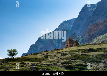 Fernsicht auf mittelalterliche Gräber in der Stadt der Toten in der Nähe von Eltyulbyu, Russland Stockfoto