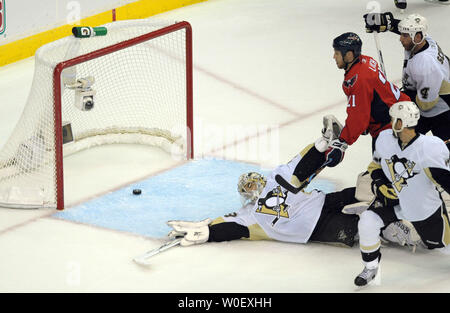 Pittsburgh Penguins goalie Treber - Andre Fleury kann nicht aufhören, ein Ziel, Washington Capitals, Alex Ovechkin Russlands (nicht abgebildet) wie Washington Capitals vorwärts Brooks Laich auf während der ersten Periode von Spiel 1 der NHL Eastern Conference sieht Halbfinale im Verizon Center in Washington am 2. Mai 2009. Verteidigen, Pittsburgh Penguins, Craig Adams von Brunei (27) und Pittsburgh Penguins Verteidiger Rob Scuderi (4). (UPI Foto/Roger L. Wollenberg) Stockfoto