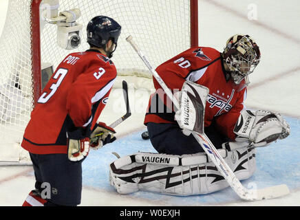 Washington Capitals goalie Simeon Varlamov lässt den Puck vorbei für Pittsburgh Penguins Ziel als Washington Capitals Verteidiger Tom Poti auf während der zweiten Periode von Spiel 1 der NHL Eastern Conference sieht Halbfinale im Verizon Center in Washington am 2. Mai 2009. Das Ziel war, durch die Pittsburgh Penguins defenseman Mark Eaton gezählt. (UPI Foto/Roger L. Wollenberg) Stockfoto