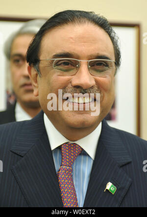 Der pakistanische Präsident Asif Ali Zardari erfüllt mit dem Haus Ausschuss für Auswärtige Angelegenheiten auf dem Capitol Hill in Washington am 5. Mai 2009. (UPI Foto/Kevin Dietsch) Stockfoto