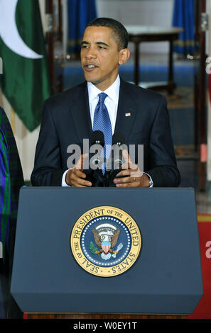 Us-Präsident Barack Obama liefert Erläuterungen nach einem Treffen mit Pakistans Präsident Asif Ali Zardari und Afghanistans Präsident Hamid Karsai in der Absolvent Foyer im Weißen Haus in Washington am 6. Mai 2009. (UPI Foto/Kevin Dietsch) Stockfoto