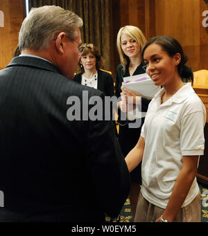 Senator Robert Menendez, D-NJ, schüttelt Hände mit Casi, 17, New York, als Cynthia Logan, Mutter von Jessie Logan, die ihr Leben nach sexting Vorfall ereignete, (LC) und Miss Utah 2008 Kayla Barclay (RC) Suchen Sie nach einer news Konferenz über neue Rechtsvorschriften zu helfen, Kinder und Jugendliche über die Gefahren der Löscher, Cybermobbing und anderen Internet- und WLAN-Sicherheit" auf dem Capitol Hill in Washington am 13. Mai 2009 zu erziehen. (UPI Foto/Roger L. Wollenberg) Stockfoto