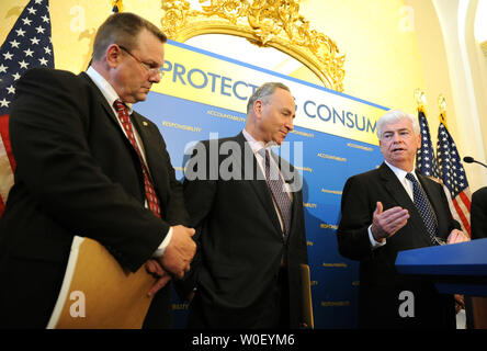 Senator Jon Tester, D-MT, Senator Charles Schumer, D-NY, und Senator Christopher Dodd, D-CT, (L, R) Kreditkarte Reform auf dem Capitol Hill in Washington diskutieren am 13. Mai 2009. (UPI Foto/Roger L. Wollenberg) Stockfoto