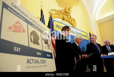 Senator Jon Tester, D-MT, Senator Christopher Dodd, D-CT, Senator Charles Schumer, D-NY, und Sen. Bernard Sanders, I-VT (L und R) Kreditkarte Reform auf dem Capitol Hill in Washington diskutieren am 13. Mai 2009. (UPI Foto/Roger L. Wollenberg) Stockfoto