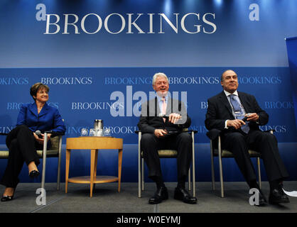 (L und R) Patricia Woertz, Vorsitzender des Vorstands, CEO und Präsident der Archer Daniels Midland Company, der ehemalige Präsident Bill Clinton, und Muhtar Kent, Präsident und CEO von The Coca-Cola Company, an einer Podiumsdiskussion "die Schaffung von Wert für Wirtschaft und Gesellschaft" an der Broookings Institution in Washington am 13. Mai 2009. (UPI Foto/Alexis C Glenn) Stockfoto