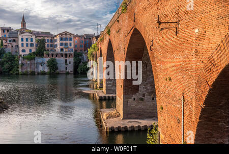 Frankreich, Tarn, Albi, bischöfliche Stadt (UNESCO Weltkulturerbe) (Saint James Art und Weise), Pont Vieux am Fluss Tarn Stockfoto