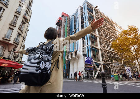 Junge Mädchen in der gelben Jacke vor dem Centre Pompidou in Paris. Stockfoto