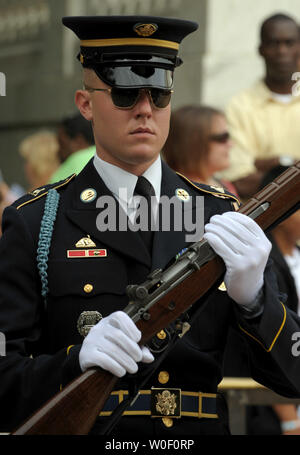 Die US-Armee Ehrengarde nimmt Teil an der zeremonielle Wachablösung am Grab des Unbekannten Soldaten auf dem Arlington National Cemetery am Memorial Day, 25. Mai 2009. Später US-Präsident Barack Obama legte einen Kranz am Grab. (UPI Foto/Roger L. Wollenberg) Stockfoto