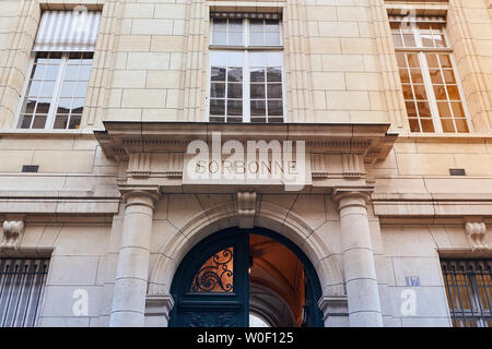 Fassade der Universität Sorbonne in Paris, Frankreich, im Jahr 1257 gegründet. Stockfoto