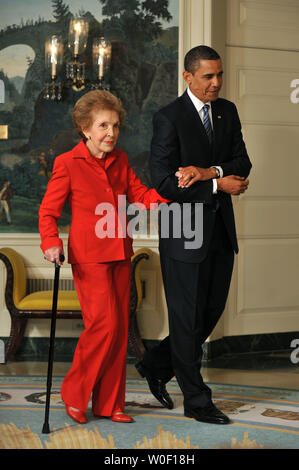 Präsident Barack Obama tritt in den Diplomatischen Zimmer mit ehemaligen First Lady Nancy Reagan Ronald Reagan Centennial Commission Act, im Weißen Haus in Washington am 2. Juni 2009 zu unterzeichnen. (UPI Foto/Kevin Dietsch) Stockfoto