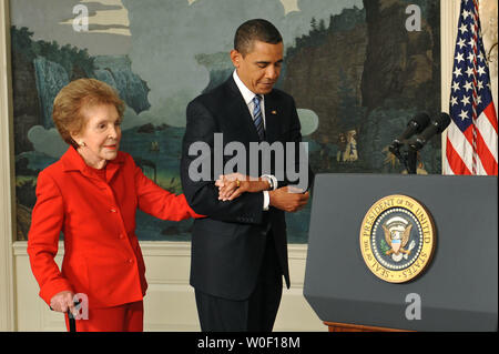 Präsident Barack Obama tritt in den Diplomatischen Zimmer mit ehemaligen First Lady Nancy Reagan Ronald Reagan Centennial Commission Act, im Weißen Haus in Washington am 2. Juni 2009 zu unterzeichnen. (UPI Foto/Kevin Dietsch) Stockfoto