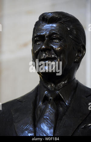 Eine Statue des ehemaligen US-Präsidenten Ronald Reagan ist nach einer enthüllungsfeier in der Rotunde des US-Kapitol in Washington am 3. Juni 2009 gesehen. Die Statue wird Teil der National Statuary Hall Collection geworden. (UPI Foto/Alexis C Glenn) Stockfoto