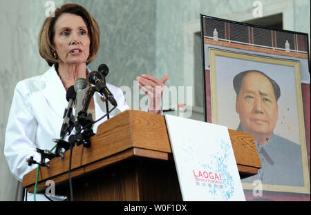 Sprecher des Repräsentantenhauses, Nancy Pelosi, D-CA, spricht während einer Veranstaltung zum 20. Jahrestag des Tiananmen Square Durchgreifen in Washington am 4. Juni 2009 zu gedenken. Am Recht ist ein Porträt des großen Vorsitzenden Mao gesehen Nachdem Farbstoff - gefüllte Eier geworfen wurden, so verunstalten während der 1989 pro-demokratischen Demonstration. (UPI Foto/Roger L. Wollenberg) Stockfoto
