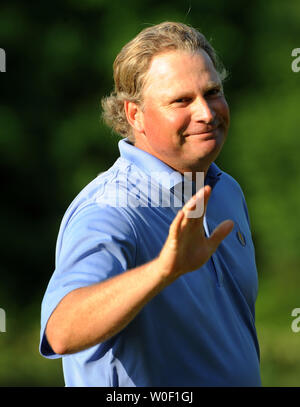 Mathias Gronberg, von Stockholm, Schweden, Wellen auf die Menge, als er seinen Umlauf am Melwood Prince George's County Open Allgemein PGA Golf Event am Countryklub von woodmore in Mitchellville, Maryland, in der Nähe von Washington, DC, am 7. Juni 2009. Gronberg durch das Schießen von 19-unter-par für das Turnier gewann, gewann durch sechs Anschläge. (UPI Foto/Pat Benic Stockfoto