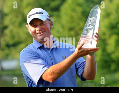 Mathias Gronberg, von Stockholm, Schweden, hält die Melwood Prince George's County Open Trophäe, nachdem er die Allgemein PGA Golf Event am Countryklub von woodmore in Mitchellville, Maryland, in der Nähe von Washington, DC, am 7. Juni 2009. Gronberg erschossen 19-unter-par für das Turnier und gewann durch sechs Anschläge. (UPI Foto/Pat Benic Stockfoto