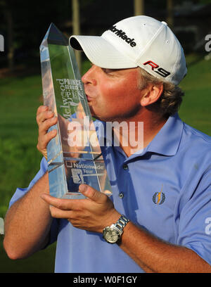 Mathias Gronberg, von Stockholm, Schweden, küsst die Melwood Prince George's County Open Trophäe, nachdem er die Allgemein PGA Golf Event am Countryklub von woodmore in Mitchellville, Maryland, in der Nähe von Washington, DC, am 7. Juni 2009. Gronberg erschossen 19-unter-par für das Turnier und gewann durch sechs Anschläge. (UPI Foto/Pat Benic Stockfoto