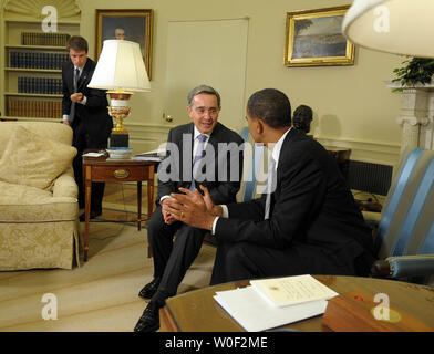 Us-Präsident Barack Obama trifft sich mit der kolumbianische Präsident Alvaro Uribe im Oval Office des Weißen Hauses in Washington am 29. Juni 2009. (UPI Foto/Roger L. Wollenberg) Stockfoto